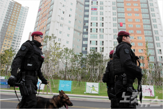 '일본선수들조심해야겠네'일본수영국가대표선수가25일한국취재진의카메라를훔친혐의로경찰조사를받은뒤선수단에서퇴출됐다.사진은안천구월아시아드선수촌에서경찰특공대가경계근무를서고있는모습.(자료사진=박종민기자)