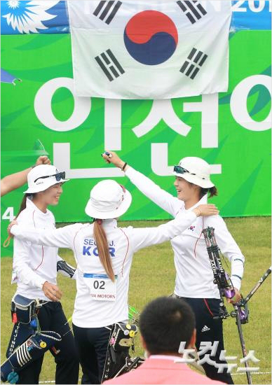 27일오후인천계양아시아드양궁장에서진행된인천아시안게임양궁컴파운드여자단체결승전한국과대만의경기에서승리한한국의김윤희,석지현,최보민이환호하고있다.(황진환기자)