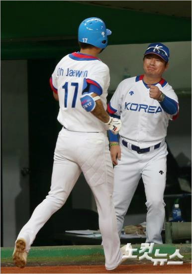 '저번처럼해줘'27일중국과인천아시안게임준결승전을앞두고28일대만과결승전에대한자신감을드러낸류중일야구대표팀감독.사진은24일대만과조별리그에서홈런을때린오재원을격려하는모습.(자료사진=박종민기자)