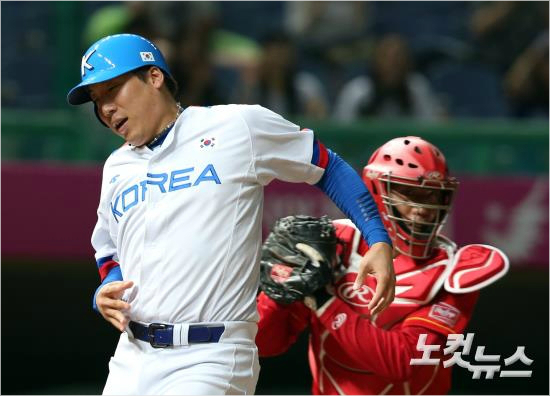 '아,의욕이너무앞섰나'김현수(왼쪽)가27일인천아시안게임야구중국과4강전에서1회강정호의안타때홈으로들어오다아웃되고있다.(인천=황진환기자)