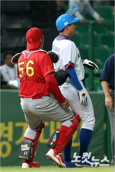 '좀늦었네'황재균(오른쪽)이27일인천아시안게임야구중국과4강전에서2회민병헌의2루타때홈으로들어오다협살에걸려아웃되고있다.(인천=황진환기자)