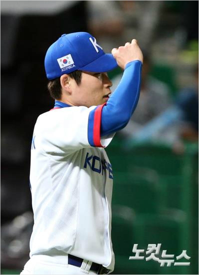 '너무방심했나'이재학이27일중국과아시안게임4강전에서4회동점2루타를맞은뒤모자를고쳐쓰고있다.(인천=황진환기자)