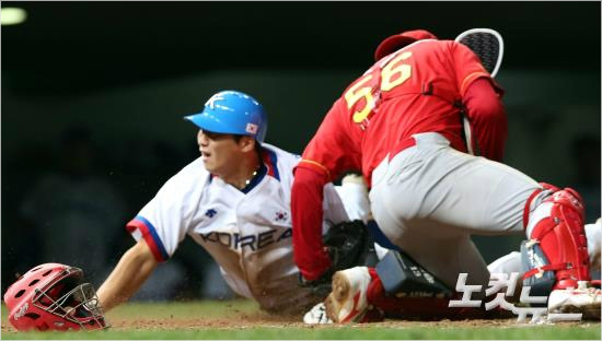 나성범이27일중국과4강전에서5회상대포수의송구실책을틈타홈으로쇄도하고있다.(인천=황진환기자)