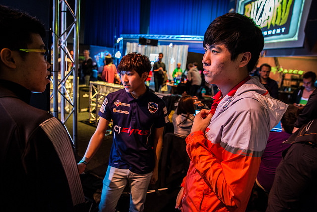 승리한 SKT1 어윤수이 예전 같은 팀이었던 마이인새니티 이예훈과 이야기를 나누고 있다(Photo=DreamHack, Abraham Engelmark)