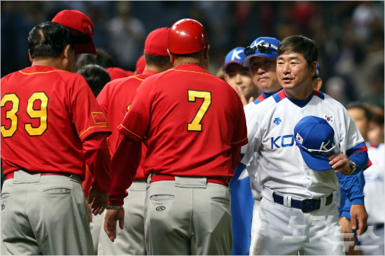 '셰셰,중궈'한국야구대표팀은27일중국과4강전에서7-2,비교적어렵게이겼으나대만과결승전을앞두고적잖은교훈을얻었다.사진은경기후류중일감독(오른쪽)등한국선수단이중국코칭스태프와인사를나누는모습.(자료사진=황진환기자)