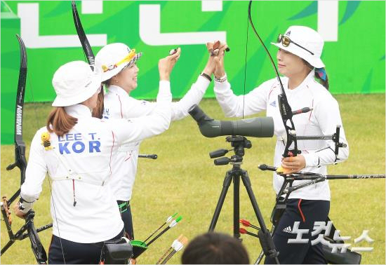 28일오전인천계양아시아드양궁장에서진행된인천아시안게임양궁리커브여자단체결승에서중국에세트스코어6-0으로완승을거두며금메달을확정지은이특영(왼쪽부터),장혜진,정다소미가환호하고있다.(황진환기자)