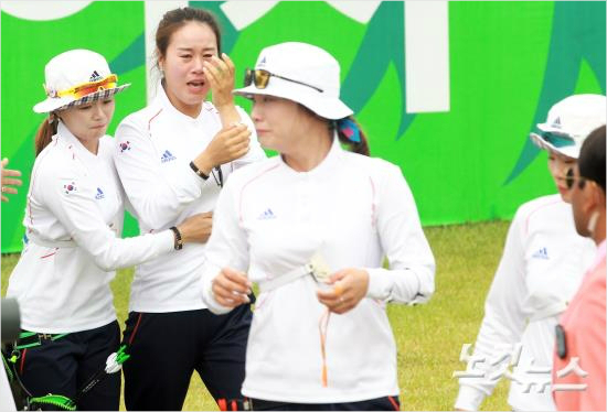 28일오전인천계양아시아드양궁장에서진행된인천아시안게임양궁리커브여자단체결승에서중국에세트스코어6-0으로완승을거두며금메달을확정지은장혜진(왼쪽부터),주현정,정다소미,이특영이눈물을흘리고있다.(황진환기자)