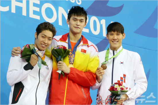 '박태환,무관의제왕이라도멋졌다'박태환이23일자유형400m에서동메달을따낸뒤1위중국쑨양,2위일본하기노고스케(오른쪽부터)와시상식에서함께한모습.(자료사진=박종민기자)