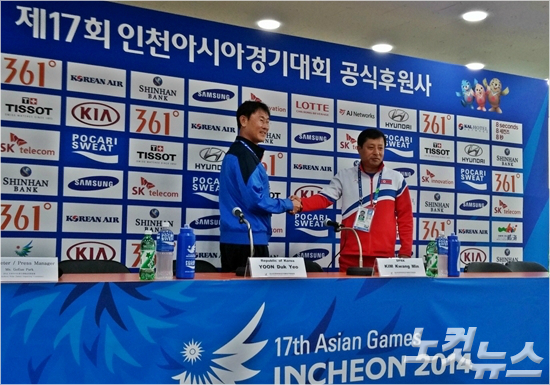 2014인천아시안게임여자축구준결승에서북한을만난윤덕여감독(왼쪽)은적장으로만난김광민감독과개인적인친분을뒤로하고승리에집중하겠다는굳은각오를선보였다.오해원기자