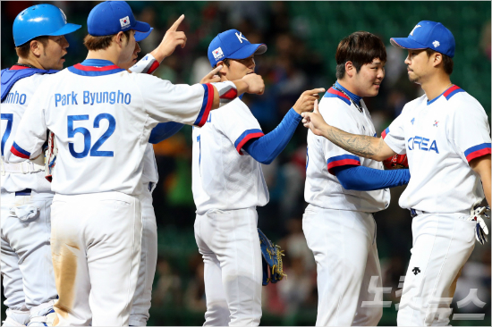 '하얀유니폼도이게마지막이네'한국야구대표팀은28일대만과아시안게임결승전에서원정팀으로나선다.사진은27일중국과4강전뒤선수들이하이파이브하는모습.(자료사진=황진환기자)