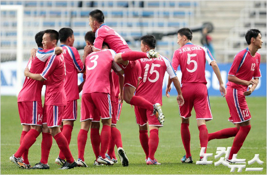 북한은2014인천아시안게임남자축구8강에서아랍에미리트(UAE)를상대로후반추가시간에골을넣는극적인승리로준결승에합류했다.박종민기자