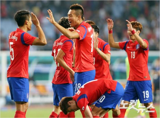 이광종아시안게임축구대표팀감독은'숙적'일본과8강에서1-0으로승리한뒤태국과준결승에종아리부상으로대회3경기째결장한장신공격수김신욱의투입을예고했다.황진환기자