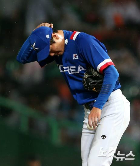 28일인천문학야구장에서열린2014인천아시안게임야구결승전대한민국과대만의경기6회말1사1,2루상황,귀엔원의희생플라이로1실점김광현이머리를긁적이고있다.(박종민기자)