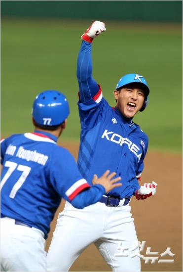 '이제끝났다'황재균이28일아시안게임대만과결승전에서8회쐐기2타점적시타를날린뒤환호하고있다.(인천=박종민기자)