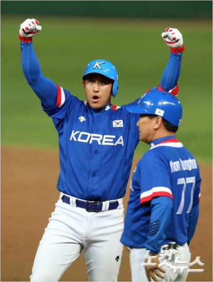 '대한민국만세다!'황재균이28일아시안게임대만과결승전에서8회쐐기2타점적시타를때려낸뒤두손을번쩍치켜들고있다.(인천=박종민기자)