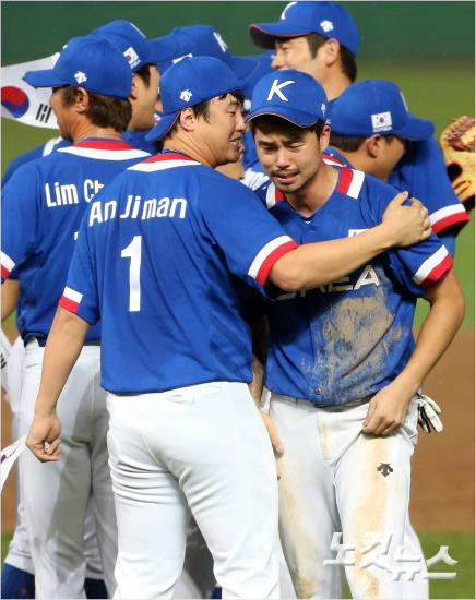'울지마,이겼잖아'안지만(1번)이28일아시안게임대만과결승전에서극적인승리를거둔뒤눈물을흘리고있는오재원을달래고있다.(인천=황진환기자)