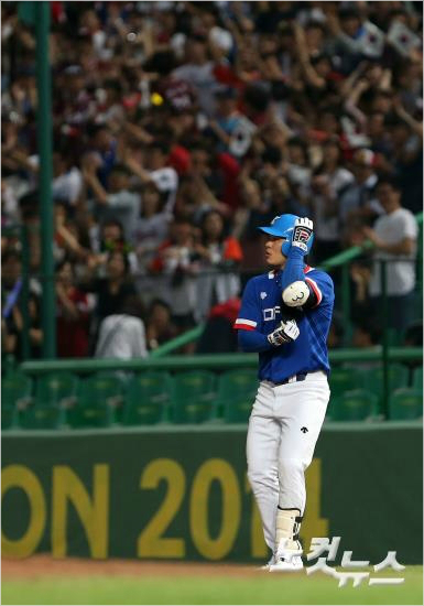 28일인천문학야구장에서열린2014인천아시안게임야구결승전대한민국과대만의경기1회초,선두타자민병헌이좌전안타를때린뒤전광판을확인하고있다.(박종민기자)