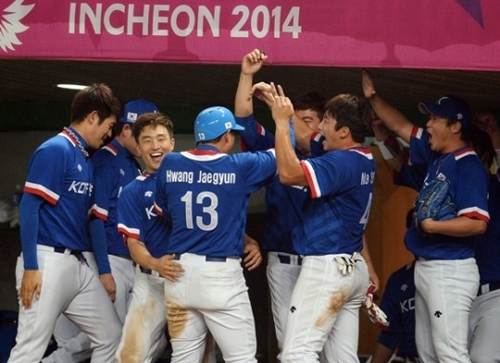 ▲아시안게임우승확정직후기뻐하는대표팀선수들.이모습을차기아시안게임에서도볼수있을까.사진│뉴시스