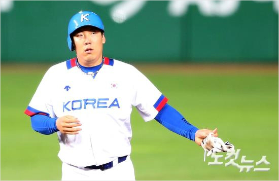 '내가슴에태극기있다'김현수는2008년베이징올림픽이후국가의부름에항상대표팀을든든하게지키고있다.사진은지난24일대만과예선전때안타를때리고누상에있는모습.(인천=박종민기자)