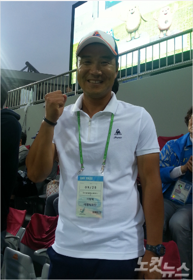 '너희가전설이다'한국테니스최고스타이형택이29일인천아시안게임남자복식에서임용규-정현이28년만에금메달을확정짓자환하게웃으며후배들을축하하는포즈를취하고있다.(인천=임종률기자)