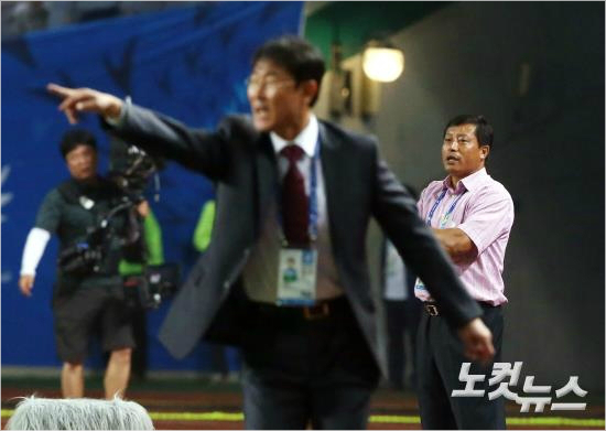 25년의우정을이어온윤덕여한국여자축구대표팀감독(왼쪽)과김광민북한여자축구대표팀감독의맞대결은이번에도김광민감독의승리로끝났다.윤성호기자