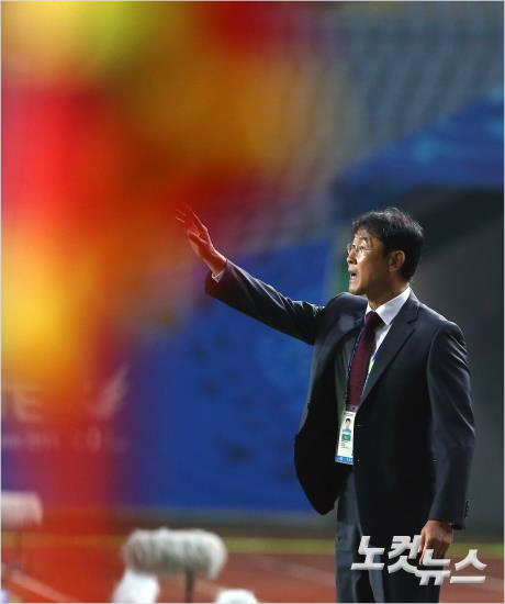 2014인천아시안게임여자축구한국-북한4강전경기가29일오후인천문학경기장에서열렸다.윤덕여감독이작전을지시하고있다(사진=윤성호기자cybercoc1@cbs.co.kr)