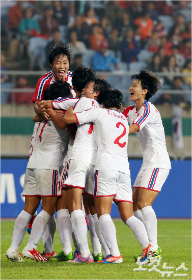 한국과2014인천아시안게임여자축구준결승에서2-1역전승을거둔북한은'아시아최강'일본을상대로금메달에도전한다.윤성호기자