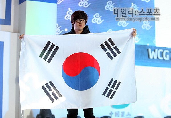 원이삭이 WCG 2012 그랜드 파이널에서 우승을 차지한 뒤 태극기를 들고 세리머니를 펼치고 있다.