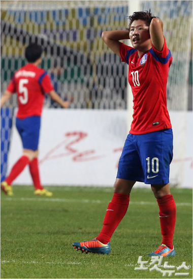 2014인천아시안게임여자축구한국-북한4강전경기가29일오후인천문학경기장에서열렸다.지소연이북한에역전골을허용한후망연자실하고있다.윤성호기자