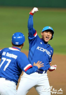 28일오후인천문학야구장에서열린인천아시안게임야구결승전한국과대만의경기에서8회초2사주자2,3루상황에서황재균이2타점적시타를치고환호하고있다.(사진=황진환기자)