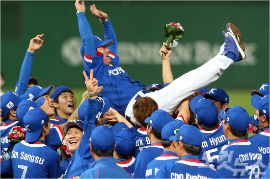 '맨날한국만헹가래?'28일아시안게임야구결승에서대만을누르고금메달을확정한뒤한국선수들이류중일감독을헹가래하는모습.(자료사진=황진환기자)