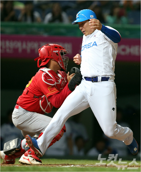 '우리도좀해요'27일중국과아시안게임준결승전에서김현수가홈으로쇄도하다아웃되는모습.(자료사진=황진환기자)