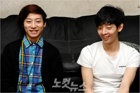 '오랜만이야'밴쿠버동계올림픽이후이른바'짬짜미파문'으로쇼트트랙대표팀에서소외됐다가2014-2015시즌태극마크를다시달게된이정수(오른쪽)와곽윤기.(자료사진)
