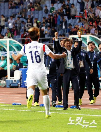 2014인천아시안게임남자축구한국-태국4강전경기가30일오후인천문학경기장에서열렸다.경기전반이종호가첫골을넣은후이광종감독에게달려가기쁨을만끽하고있다.(윤성호기자)