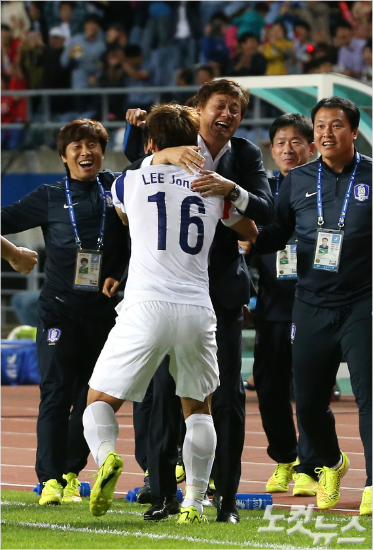 2014인천아시안게임남자축구한국-태국4강전경기가30일오후인천문학경기장에서열렸다.경기전반이종호가첫골을넣은후이광종감독과기쁨을함께하고있다.윤성호기자