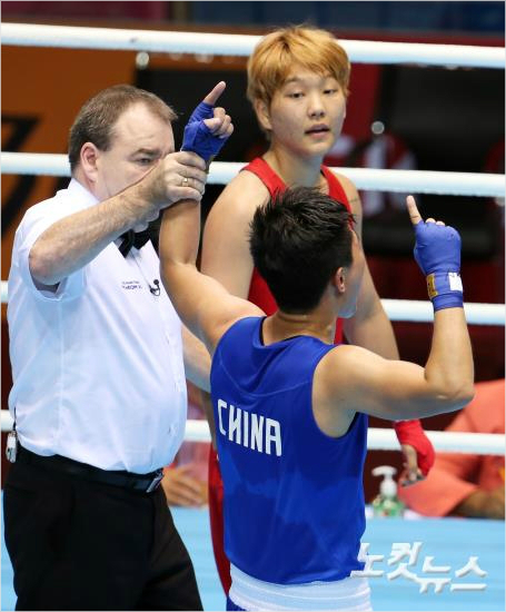 '만리장성,높네'박진아가1일인천아시안게임복싱여자60kg급결승에서승리한중국의인진화를바라보고있다.(인천=황진환기자)