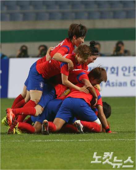 여자축구가아시안게임정식종목이된1990년이후첫금메달에도전했던'윤덕여호'는북한과준결승에서패한뒤베트남과동메달결정전에서승리해개최국의자존심을세웠다.윤성호기자