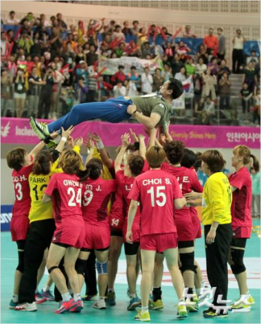 1일인천선학핸드볼경기장에서열린2014인천아시안게임핸드볼여자결승전에서일본을상대로29대19로승리하며금메달을획득한선수들이임영철감독을헹가래하고있다.(박종민기자)