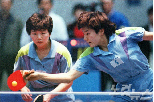 1991년일본지바세계탁구선수권대회에서남한의현정화선수와단일팀으로출전한북한리분희선수(왼쪽)(자료사진)