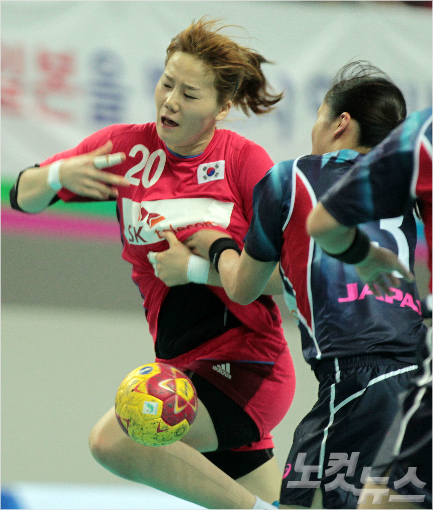 1일인천선학핸드볼경기장에서열린2014인천아시안게임핸드볼여자결승전에서김온아가일본의거친수비에볼을놓치고있다.박종민기자