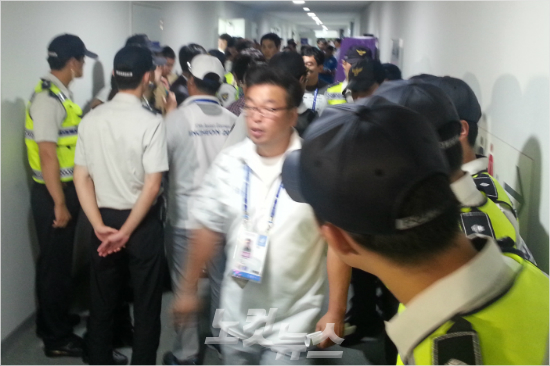 '뭔일났어?'1일아시안게임여자복싱60kg급시상식에서데비(인도)가반납한동메달을자원봉사자가소청실로가져가는동안인도취재진이몰려북새통을이뤘던선학체육관.(자료사진=임종률기자)
