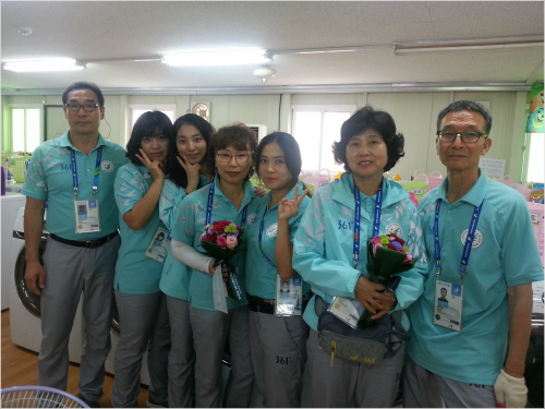 북한 여자축구, 우승 꽃다발 '세탁장'에 전달, 감사 표시