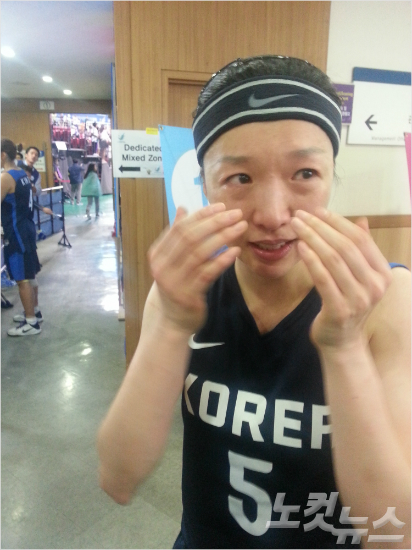 '저절로눈물이나네요'한국여자농구대표팀최고참이미선이2일아시안게임여자농구결승전에서중국을꺾고금메달을따낸뒤인터뷰에서눈물을닦아내고있다.(인천=임종률기자)