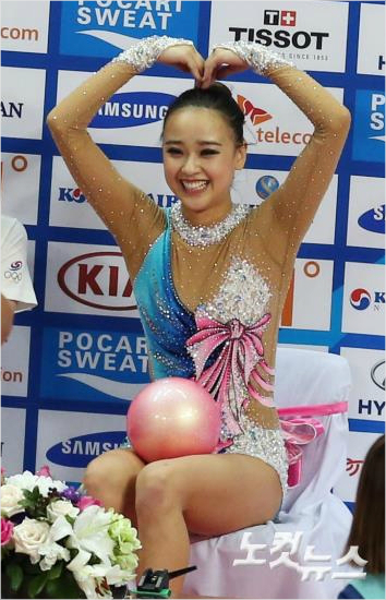 2일오후인천남동체육관에서열린인천아시안게임리듬체조개인종합결선에출전한한국의손연재가볼연기후손으로하트를만들어보이고있다.(황진환기자)