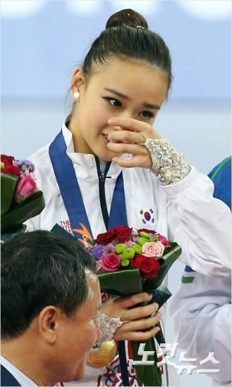 한국리듬체조사상첫금메달을수상한손연재가2일오후인천남동체육관에서열린인천아시안게임리듬체조개인종합결선종료후시상대에서메달을걸고눈물흘리고있다.(황진환기자)