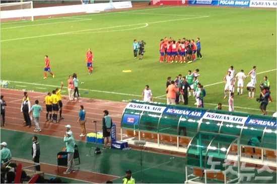2일문학경기장에서열린축구결승전이끝나고심판이북한선수를향해레드카드를꺼내들고있다.(인천=박세운기자)