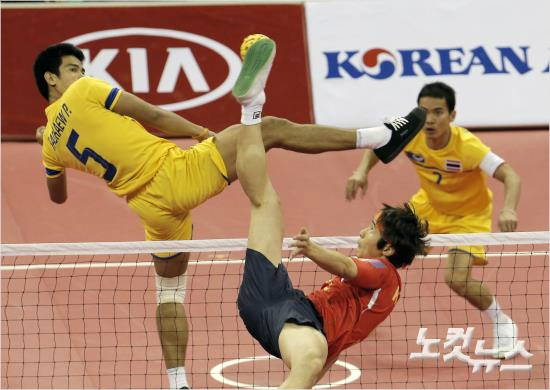 3일오전부천체육관에서열린2014인천아시안게임세팍타크로남자레구결승전대한민국과태국의경기에서한국의임안수가공격하고있다.(윤성호기자)