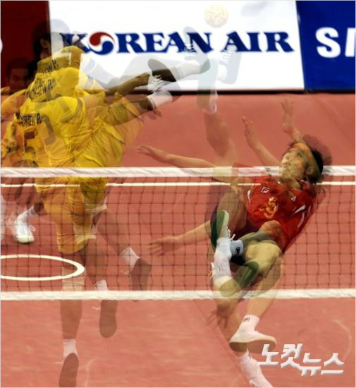 3일오전부천체육관에서열린2014인천아시안게임세팍타크로남자레구결승전대한민국과태국의경기에서한국의임안수가공격하고있다.다중노출촬영.(윤성호기자)