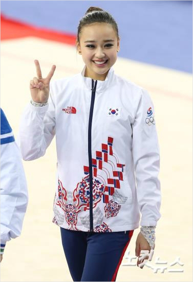 한국리듬체조사상첫금메달을수상한손연재가2일오후인천남동체육관에서열린인천아시안게임리듬체조개인종합결선시상식에서시상대로향하고있다(사진=황진환기자jordanh@cbs.co.kr)
