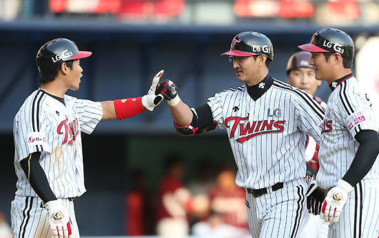 ▲3일넥센전에서만루포를쏘아올린후동료들에게축하를받는박용택.사진│LG트윈스